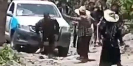 فيديو صادم .. شاهد كيف اعتدى مشرف ينتحل رتبة عقيد على امرأة مسنة في إب