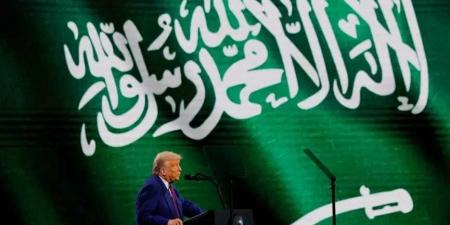 ماذا يعني إعلان ترامب رفع العقوبات عن سوريا من العاصمة السعودية الرياض؟