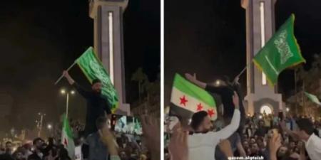 مقطع فيديو يوثق لحظة رفع العلم السعودي في حمص احتفاءً برفع العقوبات الأمريكية عن سوريا