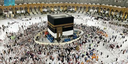 رفع كسوة الكعبة المشرفة استعدادًا لموسم الحج