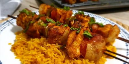 طريقة تحضير شيش طاووق مع الأرز والخضروات