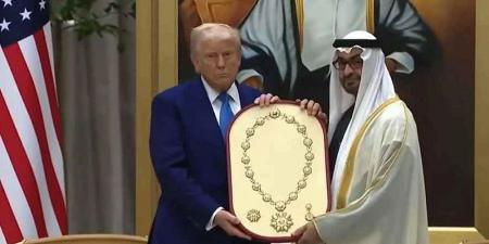محمد بن زايد يمنح الرئيس الأميركي "وسام زايد"