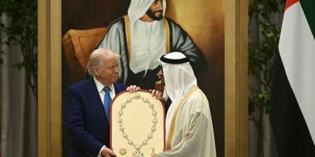 «أرفع وسام لقادة العالم»... رئيس دولة الإمارات يمنح ترامب وسام الشيخ زايد