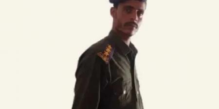عنصر حوثي يحرق بائع ‘‘خمير’’ ويركل الزيت الحار على جسده (فيديو)