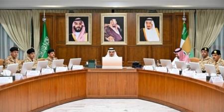 نائب وزير الحرس الوطني يجتمع مع القيادات العسكرية بالوزارة