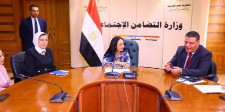 حجاج الجمعيات بالمنيا يتسلمون تذاكر الطيران إلى الأراضى المقدسة