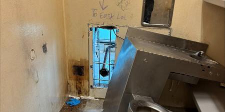 تركوا خلفهم رسالة ساخرة للشرطة.. هروب 11 سجيناً خطيراً عبر مرحاض سجن أميركي