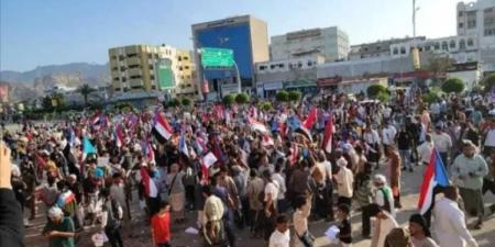قرار بحظر المظاهرات الشعبية في عدن بعد اعتداء الانتقالي على المحتجين بساحة العروض