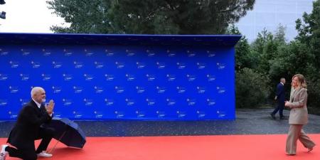 مواقف محرجة في قمة ألبانيا.. أردوغان يسقط ماكرون في فخ الأصابع