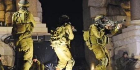 الاحتلال يحتجز 5 شبان ويمنع مركبة الإسعاف من الوصول إليهم غرب نابلس بفلسطين
