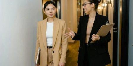 دليل المرأة العاملة لاختيار ملابس أنيقة ومريحة للعمل