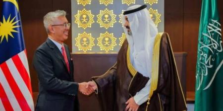 السواحه يناقش مع وزير الاستثمار الماليزي تعزيز الشراكة