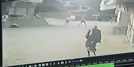 جريمة مرعبة.. مواطن يقتل شقيقه برصاصة في الرقبة وسط سوق شعبي غربي اليمن (فيديو)