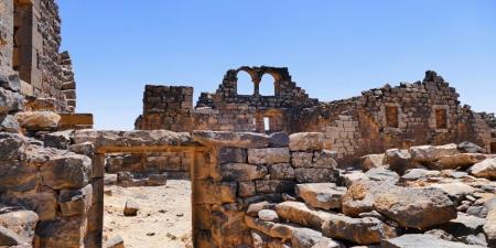 بالصدفة .. جرافة تصطدم بمبنى وتكشف آثارًا جديدة في أم الجمال