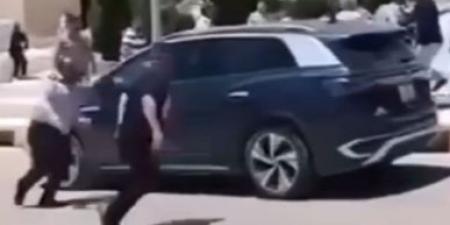بالفيديو .. طلبة بجامعة عجلون الاهلية يحاولون مهاجمة رئاسة الجامعة بسبب حفلة تخرج