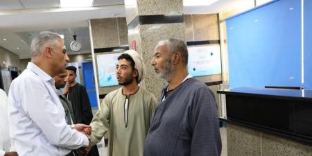 محافظ أسوان يفاجئ العاملين بمستشفى النيل التخصصى ويتابع الخدمات