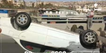 بالفيديو .. انقلاب مركبة أعلى جسر عين الباشا دون إصابات