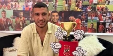 رامي ربيعة يحتفل بعيد ميلاده مع زوجته وابنته بتورتة الأهلي .. صور