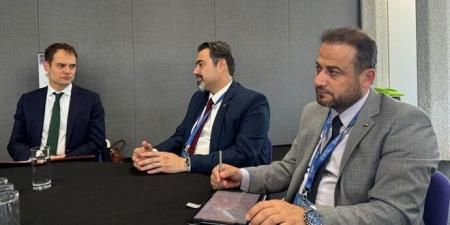 وزير التربية يبحث مع وزير الدولة البريطاني لشؤون الشرق الأوسط سبل دعم القطاع التربوي في سوريا