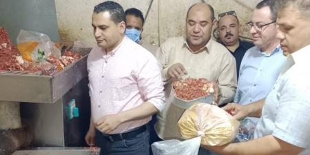 محافظة الجيزة تضبط منشاة مخالفة لتصنيع السجق وبحوزتها ٣طن مصنعات لحوم ودهون حيوانية غير صالحة للاستهلاك الادمي بكرداسة