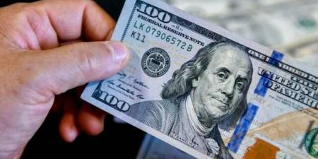الدولار يواصل التراجع وسط حذر الفيدرالي وترقب المحادثات الأمريكية اليابانية
