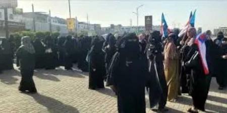 انقطاع الرواتب يفاقم المعاناة.. ومظاهرات محرومة في عدن والجنوب