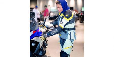 فاطمة اللوغاني.. إماراتية تجوب العالم على دراجة نارية