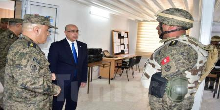 وزير الدفاع يؤدّي زيارة إلى القاعدة العسكرية ببوفيشة