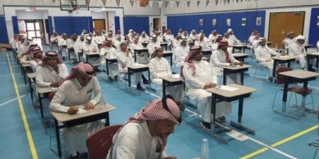 100 إدارياً وإدارية يؤدون اختبار المهارات التقنية للعمل بمدارس التعليم المستمر بالأحساء