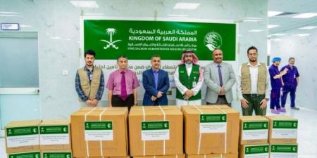 سلمان للإغاثة يسلّم محاليل ومستلزمات الاستصفاء الدموي لمركز المكلا للكلية الصناعية بحضرموت