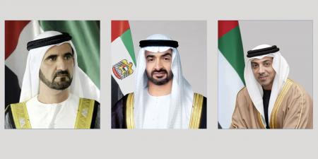 رئيس الدولة ونائباه يهنئون رئيس مجلس القيادة الرئاسي في اليمن باليوم الوطني لبلاده