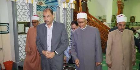 محافظ سوهاج يؤدي صلاة الجمعة بمسجد الشرطة