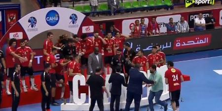 شاهد .. الأهلى يكرم فيصل و عادل والمدير الفنى للفريق قبل رحيلهم