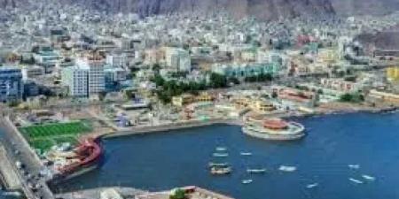 ”واقعة مؤثرة في عدن.. ناشط اجتماعي يكشف عن معاناة رجل مُسنّ أنهكته الحاجة”