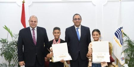 محافظ قنا يكرم الطلاب الفائزين بجائزة الدولة للمبدع الصغير