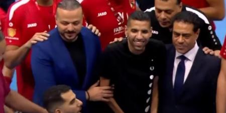 فيديو .. مؤمن زكريا يحتفل مع لاعبى الأهلى بكأس الكؤوس الإفريقية