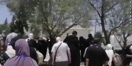 بالفيديو .. الحجاج الأردنيون يهمون لأداء صلاة الظهر قبيل انطلاقهم لأداء مناسك الحج من منطقة الجيزة
