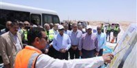وزير النقل والصناعة: طريق الصعيد الصحراوي الغربي يشكل جزءاً من محور القاهرة كيب تاون
