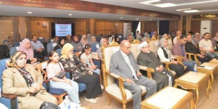 محافظ أسيوط يسلم 320 حاجًا من الجمعيات الأهلية تأشيرات السفر وملابس الإحرام
