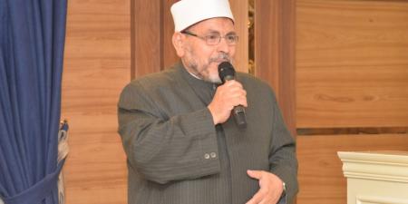 محافظ أسيوط يسلم 320 حاجًا من الجمعيات الأهلية تأشيرات السفر