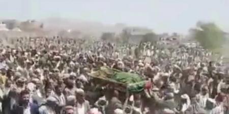 اليمن يودع رمزاً وطنياً .. شاهد الآلاف يشيعون الشيخ ناجي جمعان في صنعاء