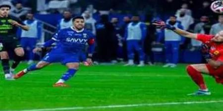 الهلال يُطارد القادسية في دوري روشن السعودي للمحترفين