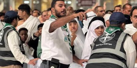 مشهد مؤثر لحاجة يمنية لحظة وصولها السعودية قادمة من مطار صنعاء ”شاهد”