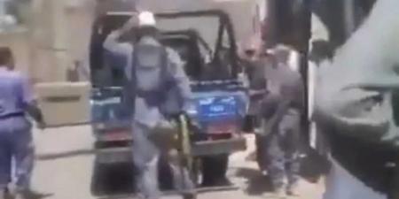 شاهد .. مسلحون حوثيون يعتدون بالضرب على عامل مدني ويعتقلونه في إب (فيديو)