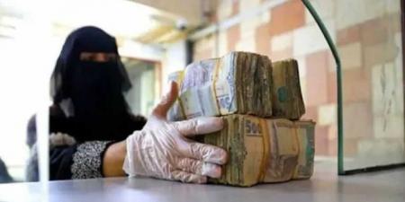 انهيار الريال اليمني بنسبة 54% منذ توقف صادرات النفط.. وارتفاع أسعار الوقود والغذاء