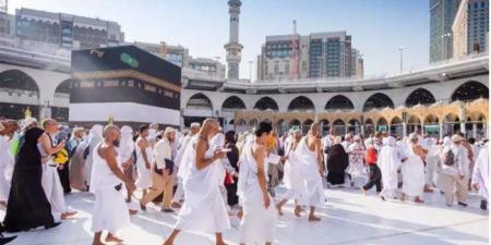 توافد الحجاج على المسجد الحرام لأداء طواف القدوم