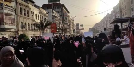 النساء يُطلبن الكهرباء.. حرائر عدن يكسرن الحصار ويرفعن صوت الاحتجاج في وجه انقطاع التيار