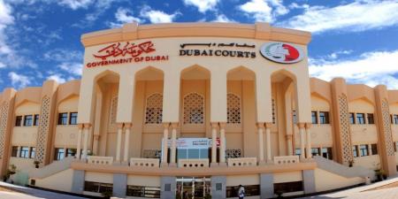 سيارة قديمة تحول مركبة فارهة إلى حطام