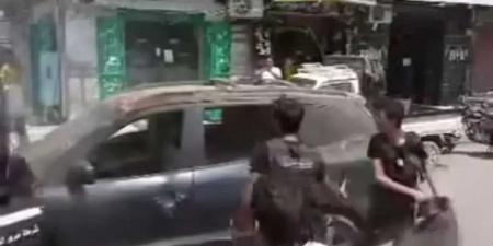 مواطن يحرق سيارته احتجاجًا على تعسف الضبط المروري في صنعاء