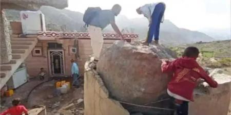 بصخرة تزن أطناناً تسقط على منزل بالضالع .. وهذا ما أنقذ العائلة بأعجوبة ( صور)